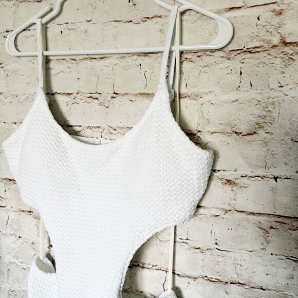 Aerie textured monokini swimsuit - Picture 5 of 8